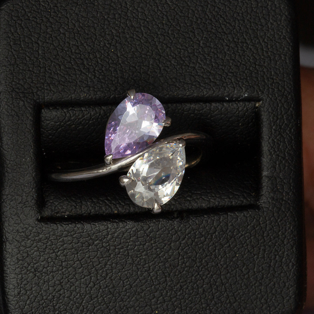 Pear Engagement Ring, Toi et moi ring
