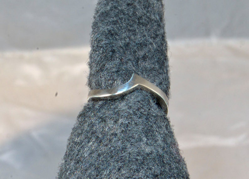 Curved Wedding Band in Silver